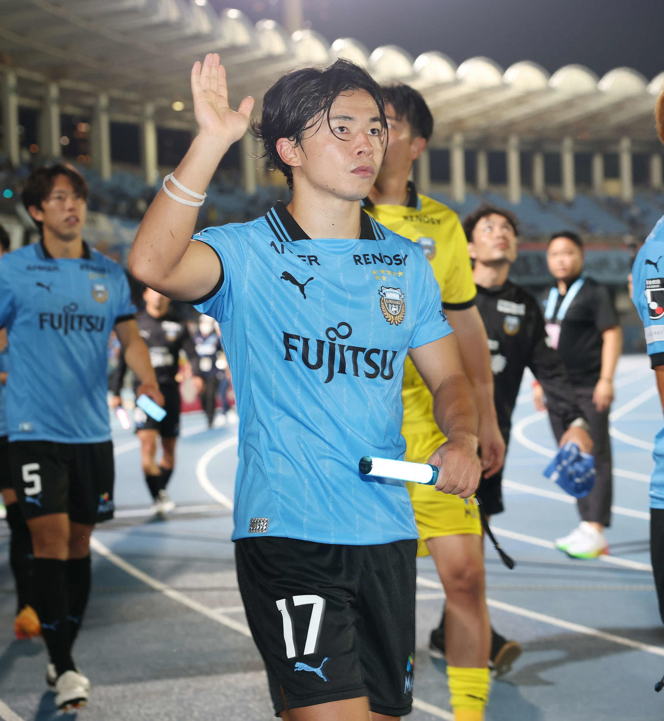 川崎F対柏　勝利しサポーターの声援に応える川崎F伊藤（撮影・宮地輝）