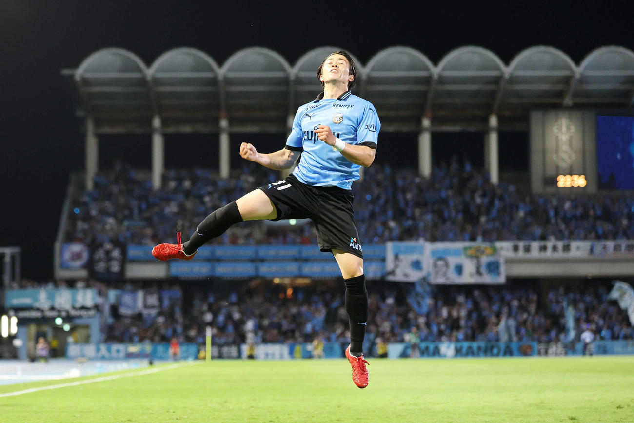 川崎F対柏　前半、ゴールを決め喜ぶ川崎Fファンウェルメスケルケン（撮影・宮地輝）