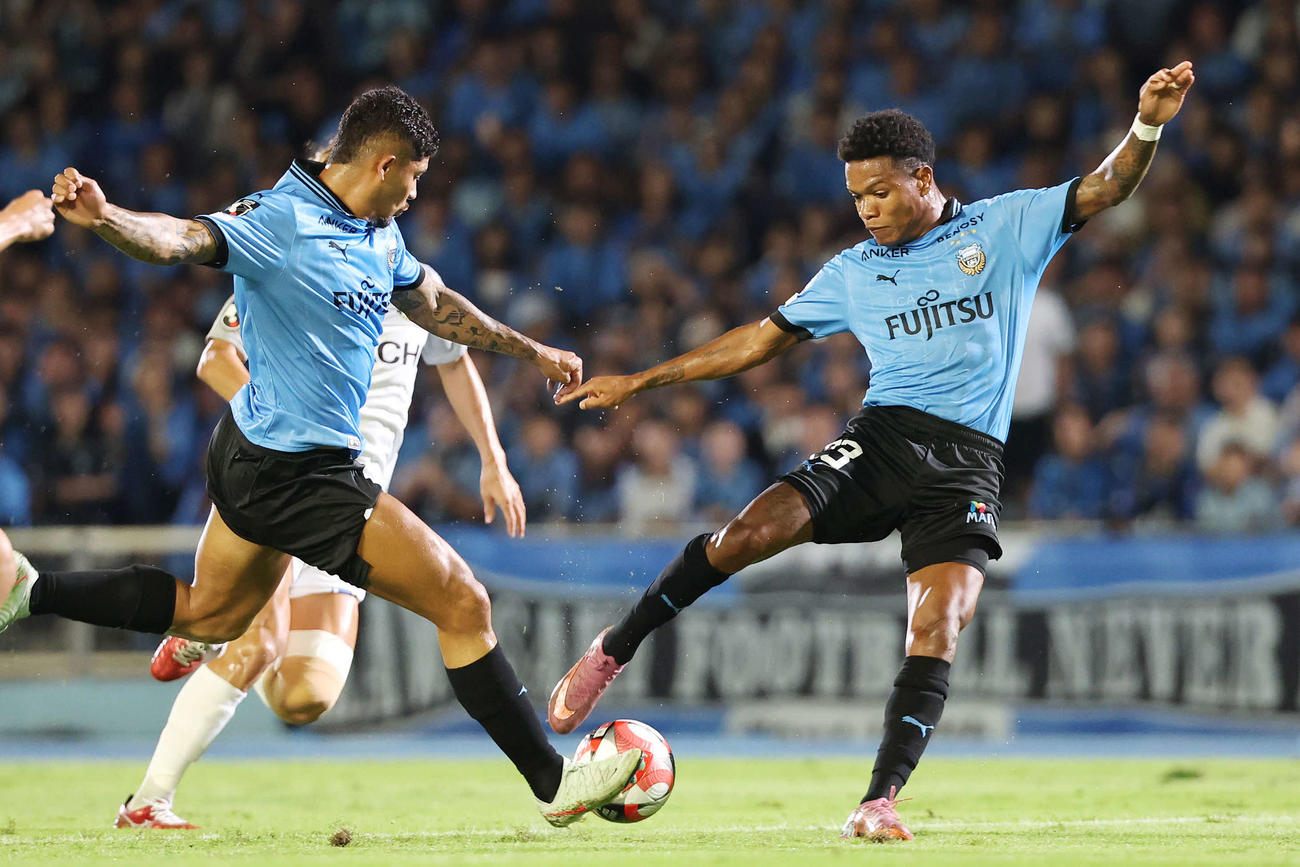 川崎F対柏　前半、シュートチャンスで被ってしまう川崎Fエリソン（左）とマルシーニョ（撮影・宮地輝）