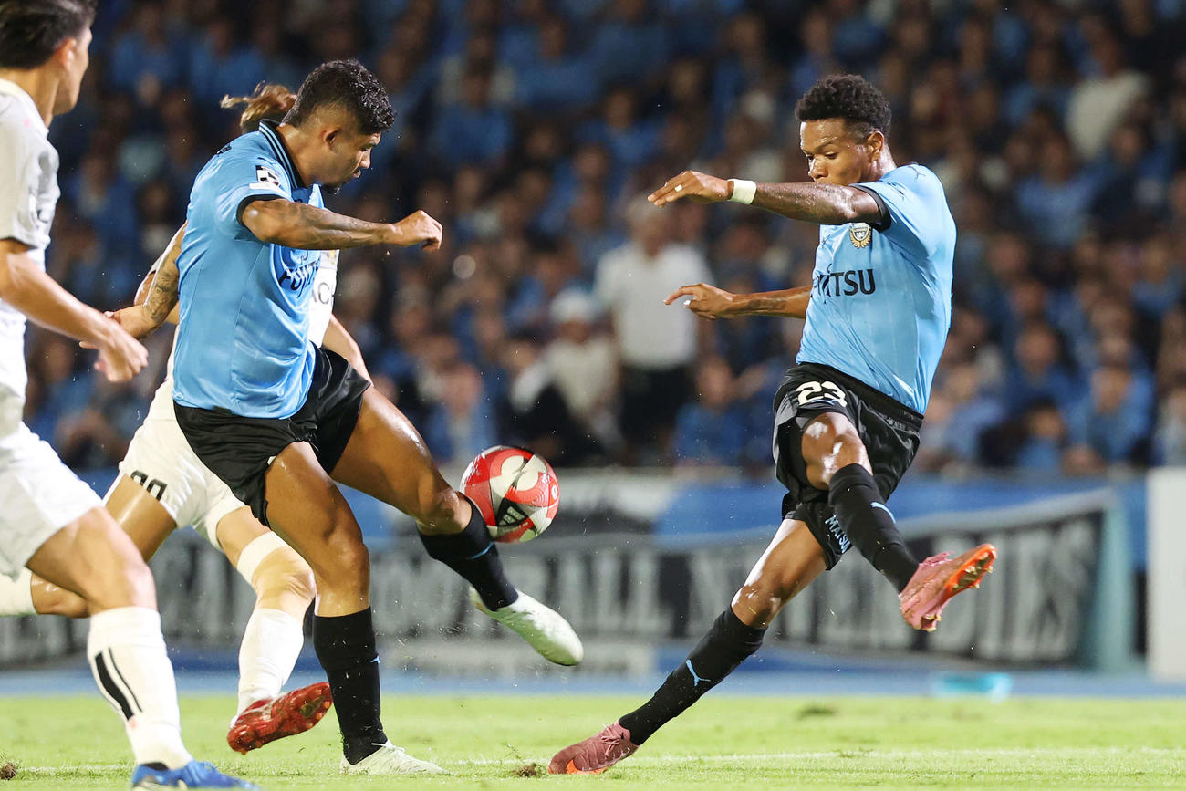 川崎F対柏　前半、シュートチャンスで被ってしまう川崎Fエリソン（左）とマルシーニョ（撮影・宮地輝）