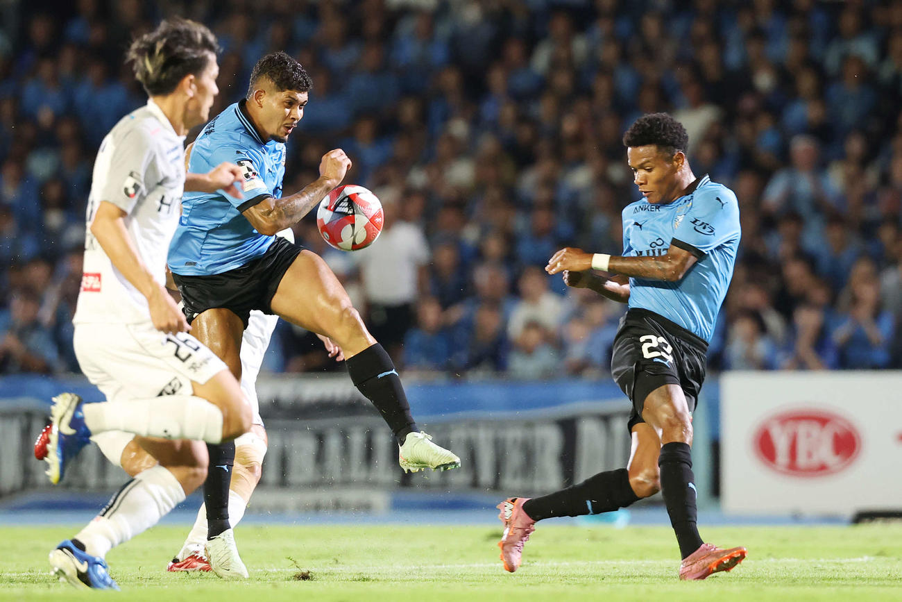 川崎F対柏　前半、シュートチャンスで被ってしまう川崎Fエリソン（左）とマルシーニョ（撮影・宮地輝）