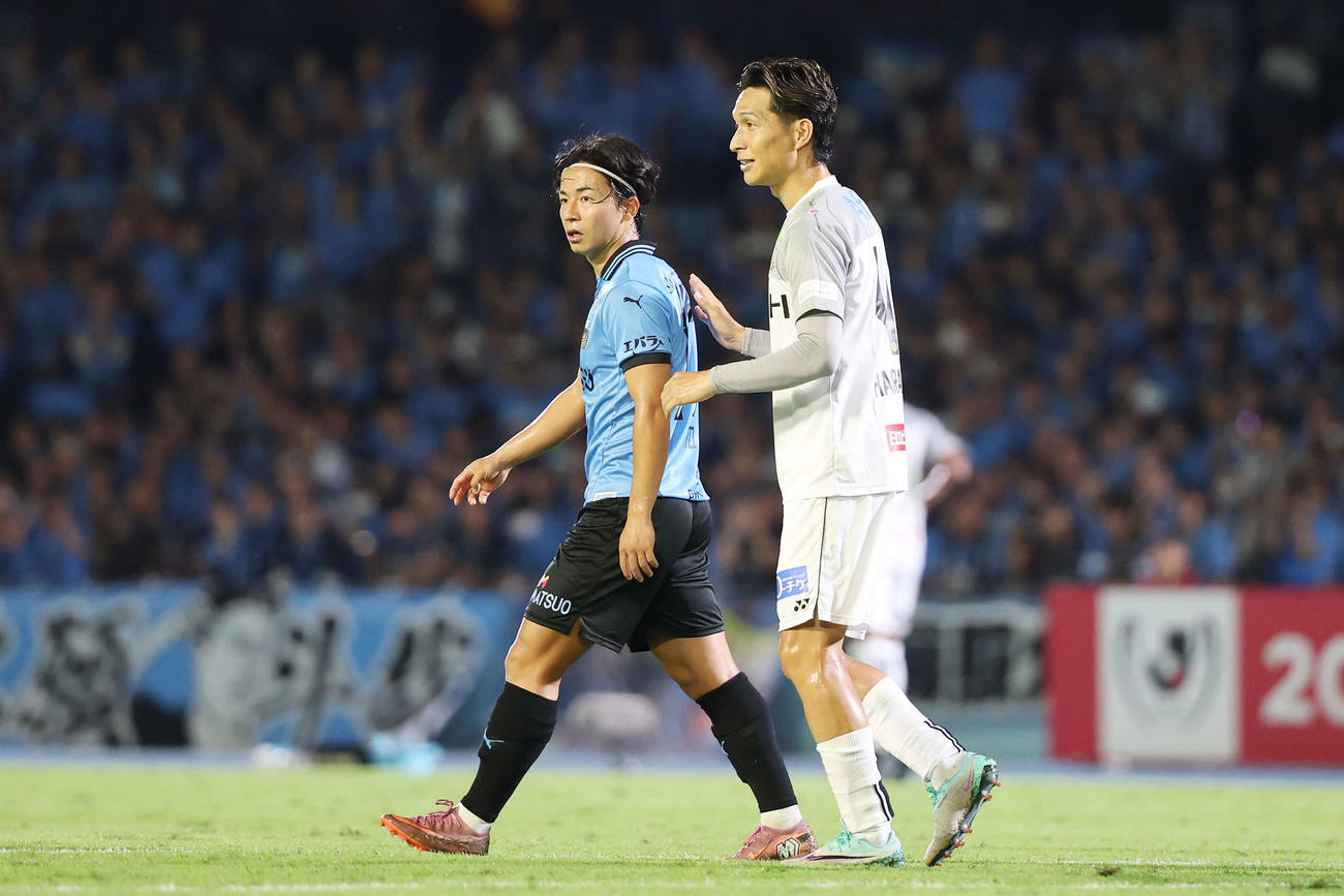 川崎F対柏　前半、言葉を交わす川崎F伊藤（左）と柏原川（撮影・宮地輝）