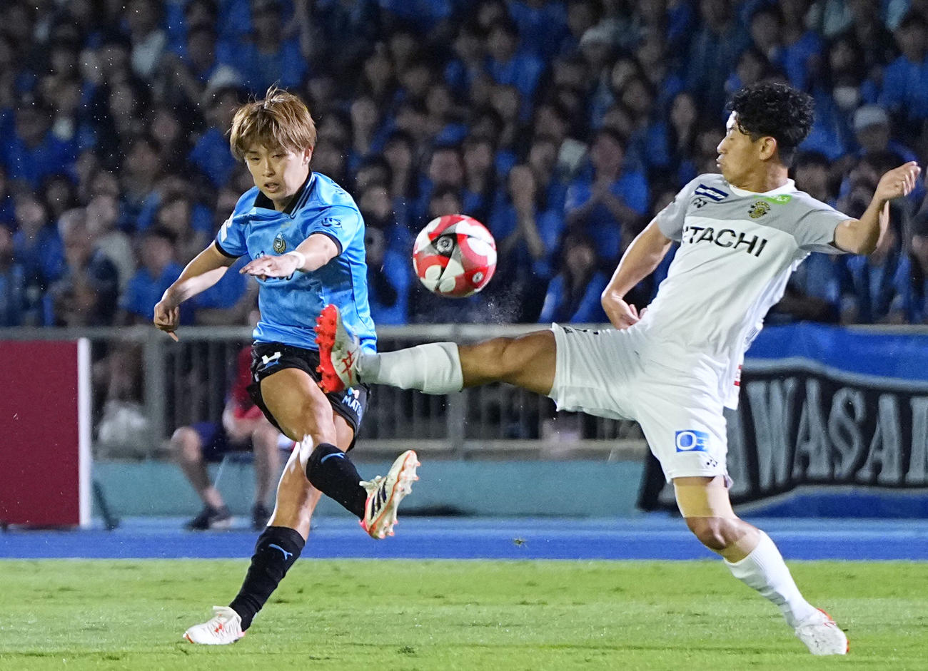 川崎―柏　前半、先制ゴールを決める川崎F・山本（左、共同）