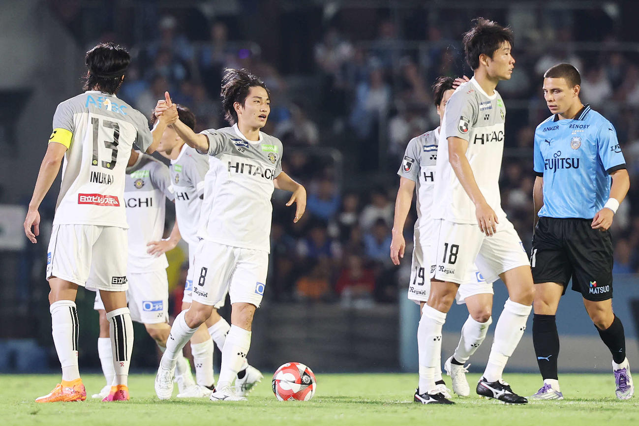 川崎F対柏　後半、ゴールを決めた柏小泉（撮影・宮地輝）