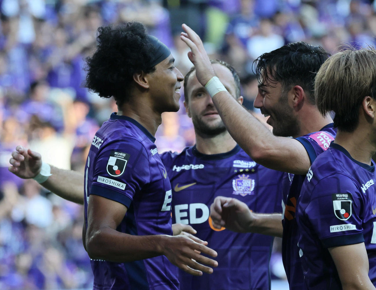 広島対横浜FC　後半　広島ジャーメイン（左）は勝ち越しのシュートを決める（撮影・加藤孝規）