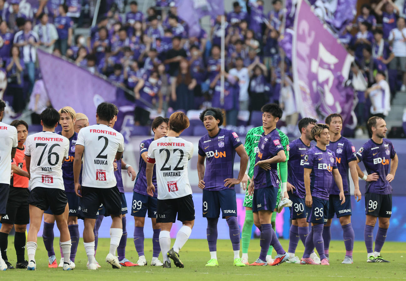 広島対横浜FC　横浜FCに勝利した広島イレブン（撮影・加藤孝規）