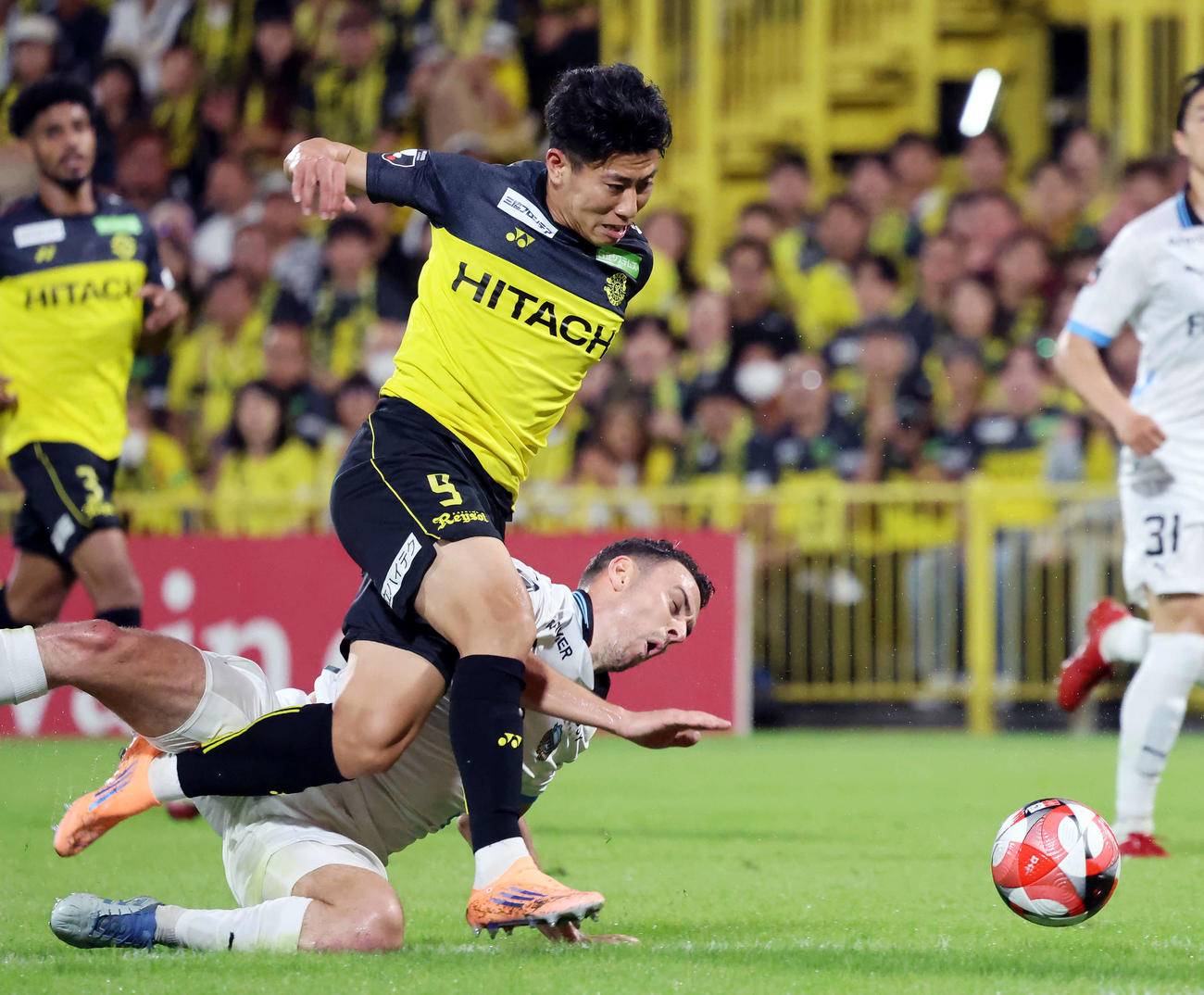 柏対川崎F　後半、抜け出した柏細谷（手前）は川崎Fウレモヴィッチに倒される（撮影・山本朝陽）