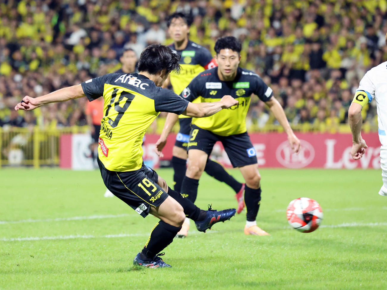 柏対川崎F　後半、ボレーシュートを突き刺した柏仲間（撮影・山本朝陽）