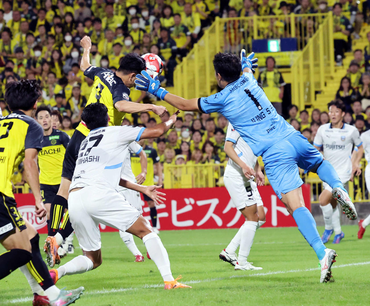 柏対川崎F　後半、ヘディングでゴールを決める柏細谷（左奥）（撮影・山本朝陽）