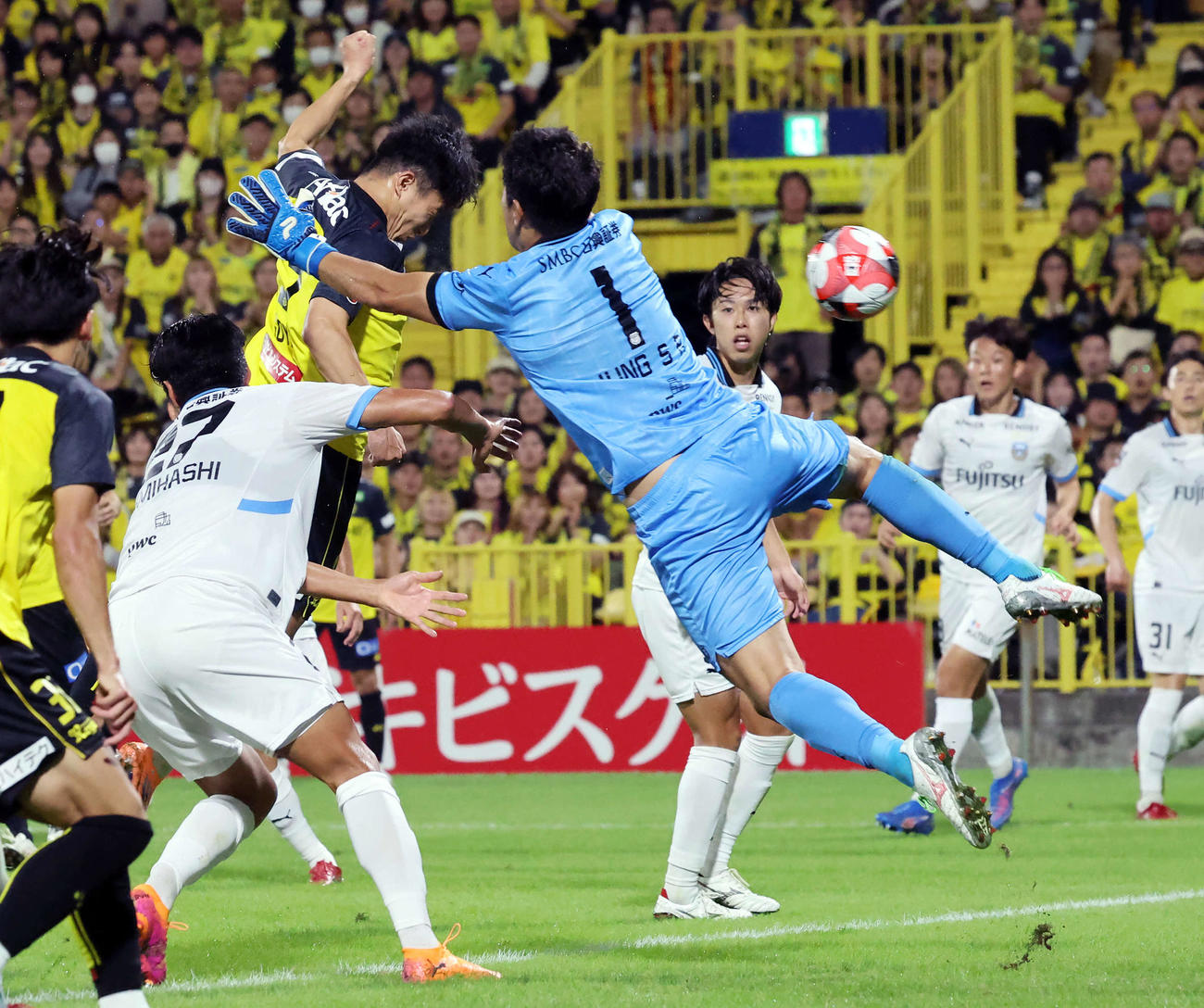 柏対川崎F　後半、ヘディングでゴールを決める柏細谷（左奥）（撮影・山本朝陽）