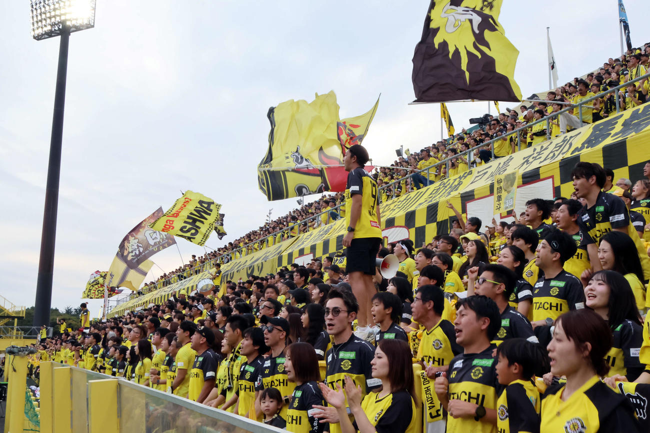 柏対川崎F　試合前、声援を送る柏サポータ（撮影・山本朝陽）