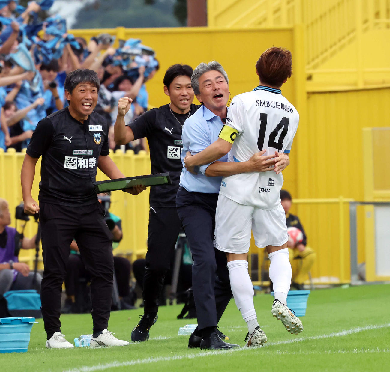 柏対川崎F　前半、先制ゴールを決めた川崎F脇坂（右）は長谷部監督と抱き合って喜ぶ（撮影・山本朝陽）