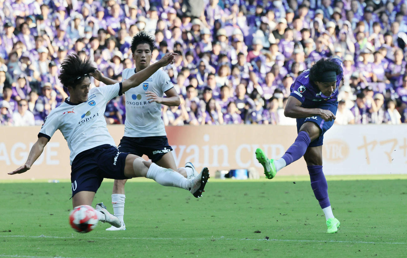 広島対横浜FC　後半　広島ジャーメインは勝ち越しのシュートを決める（撮影・加藤孝規）
