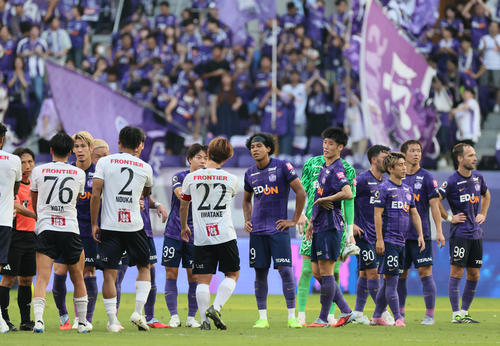 広島対横浜FC　横浜FCに勝利した広島イレブン（撮影・加藤孝規）