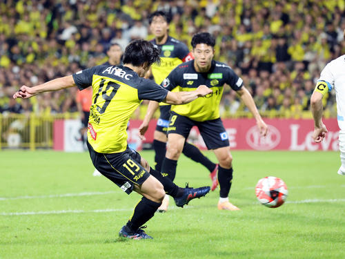 柏対川崎F　後半、ボレーシュートを突き刺した柏仲間（撮影・山本朝陽）