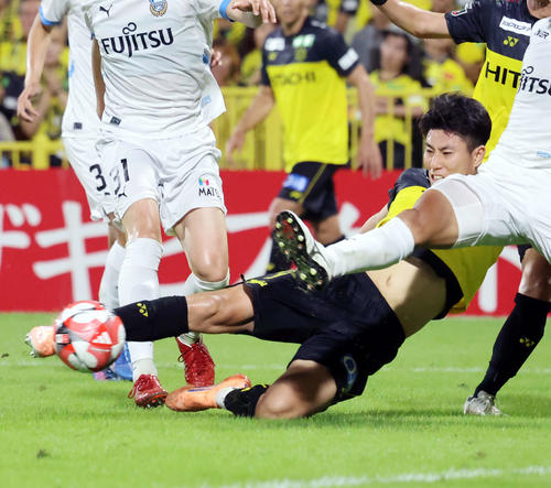 柏対川崎F　後半、本日自身2点目となるゴールを決める柏細谷（中央）（撮影・山本朝陽）