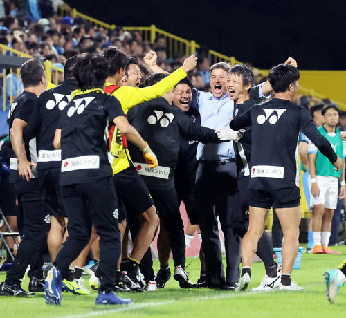 柏対川崎F　試合に勝利し、ベンチスタッフと抱き合って喜ぶ柏ロドリゲス監督（右から3人目）（撮影・山本朝陽）