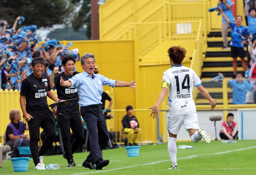 柏対川崎F　前半、先制のゴールを決めた川崎F脇坂（右）は長谷部監督の元に走る（撮影・山本朝陽）