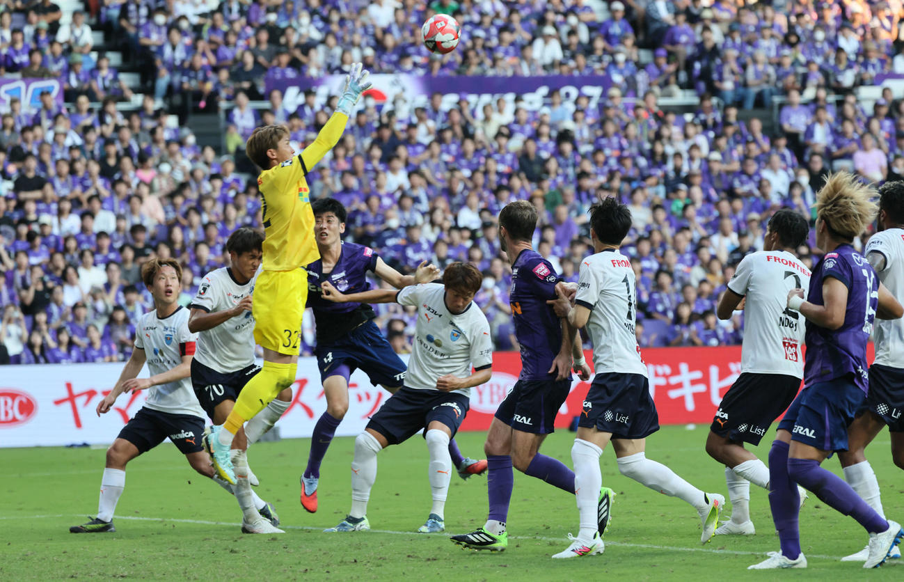 広島対横浜FC　後半　競り合う両チーム。左から3人目は横浜FCのGK石井（撮影・加藤孝規）
