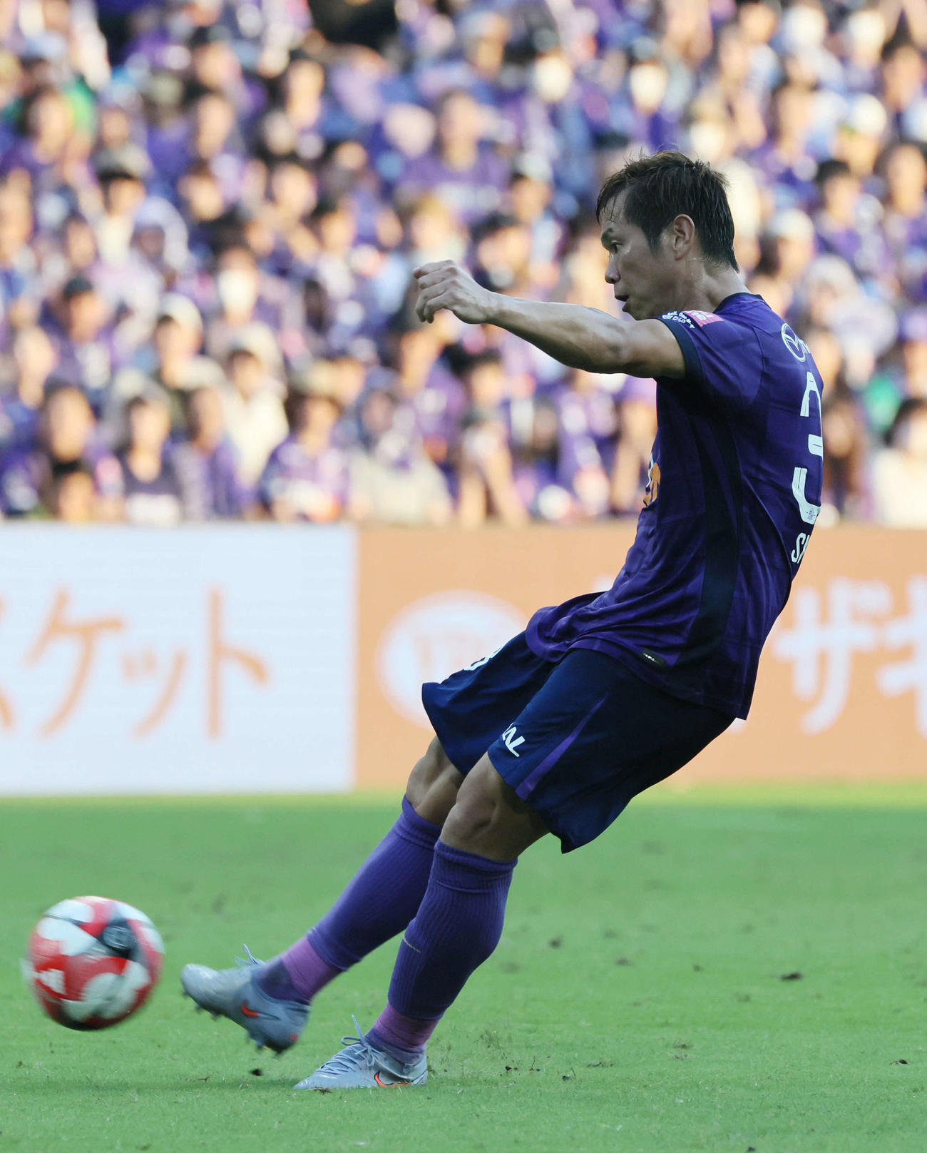 広島対横浜FC　後半　広島塩谷のシュートは決まらず（撮影・加藤孝規）