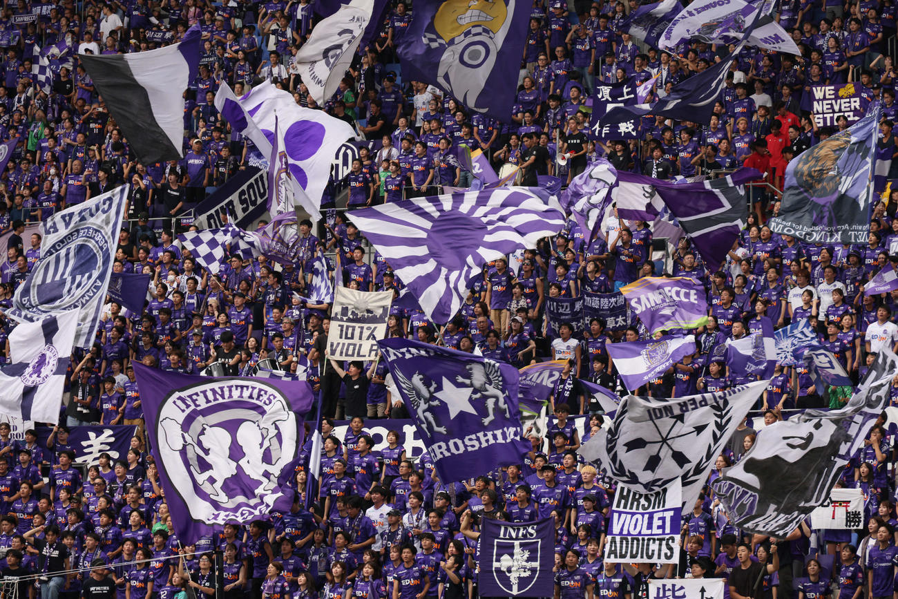 広島対横浜FC　応援する広島サポーター（撮影・加藤孝規）