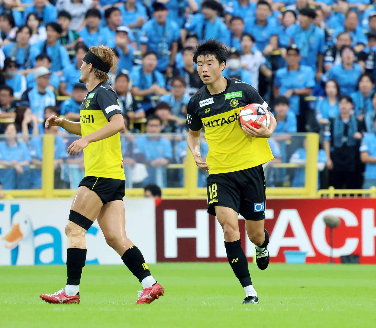 柏対川崎F　前半、ゴールを決めた柏垣田（右）はセンターサークルへボールを運ぶ（撮影・山本朝陽）