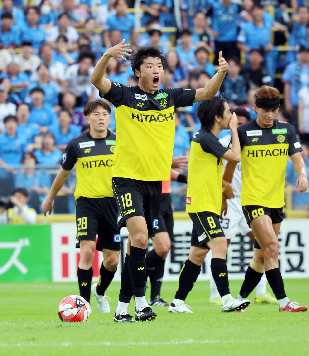 柏対川崎F　前半、ゴールを決めた柏垣田はサポーターをあおる（撮影・山本朝陽）