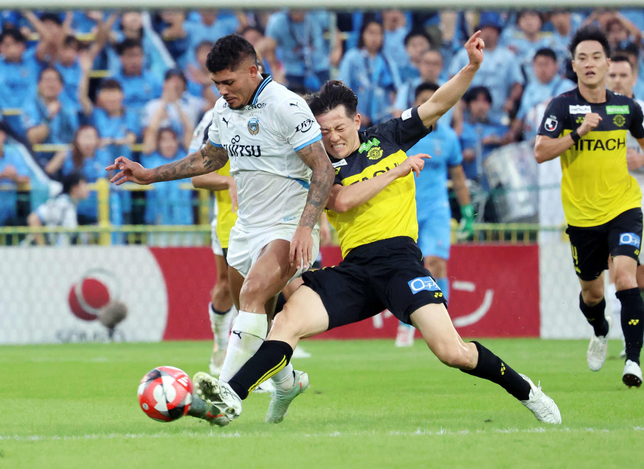 柏対川崎F　前半、川崎Fエリソン（左）の突進をスライディングタックルで止める柏戸嶋（撮影・山本朝陽）