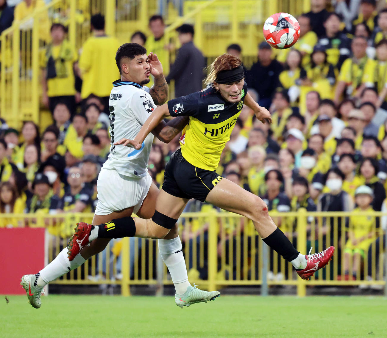 柏対川崎F　前半、ヘディングでバックパスをする柏馬場（右）と追う川崎Fエリソン（撮影・山本朝陽）