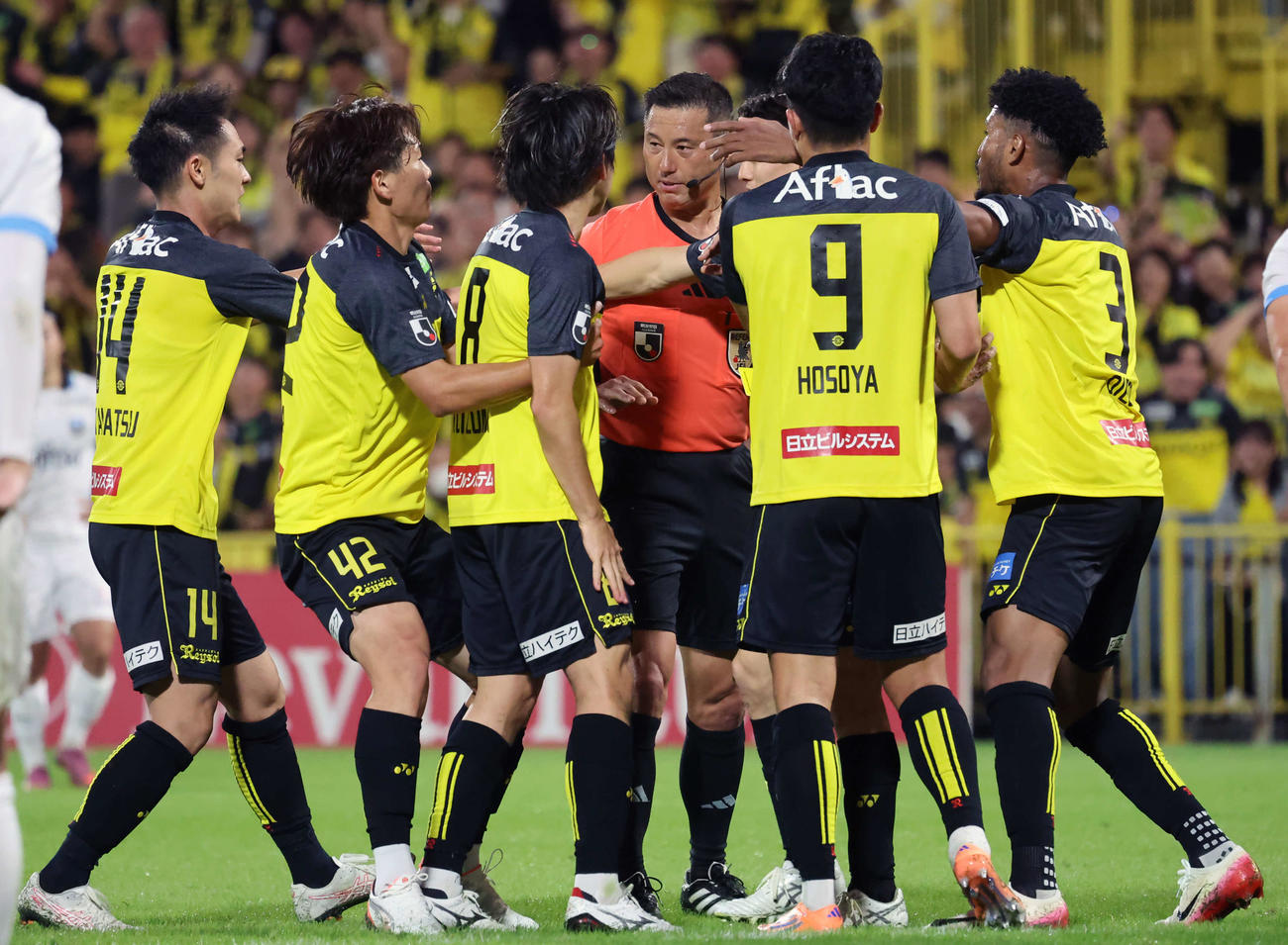柏対川崎F　後半、抜け出した柏細谷が倒され、今村主審（中央奥）は倒した川崎Fウレモヴィッチにイエローカードを提示したが、判定に納得いかない柏イレブンは猛抗議（撮影・山本朝陽）