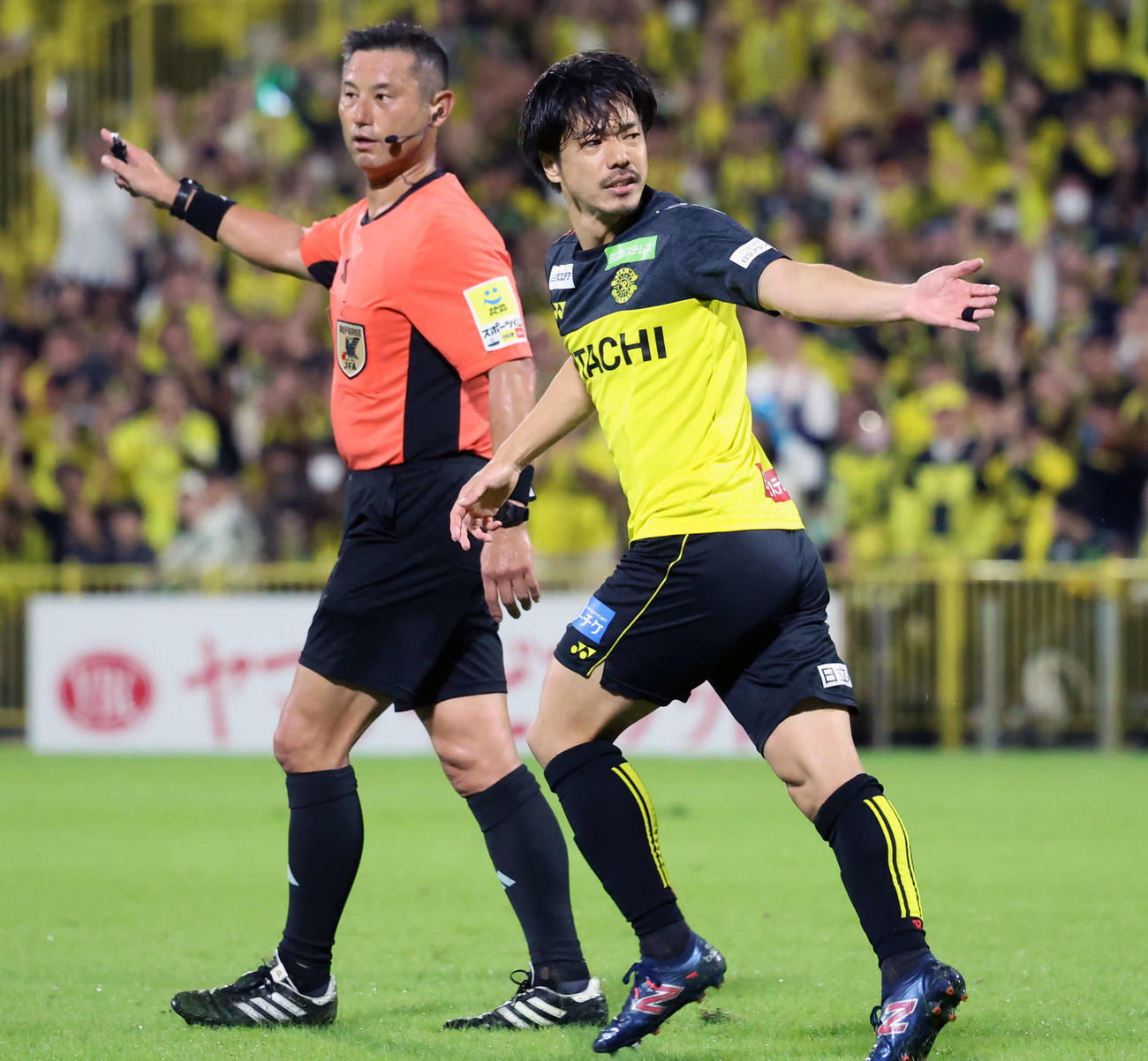 柏対川崎F　後半、ゴールを決め自陣へ走りだす柏仲間（右）（撮影・山本朝陽）