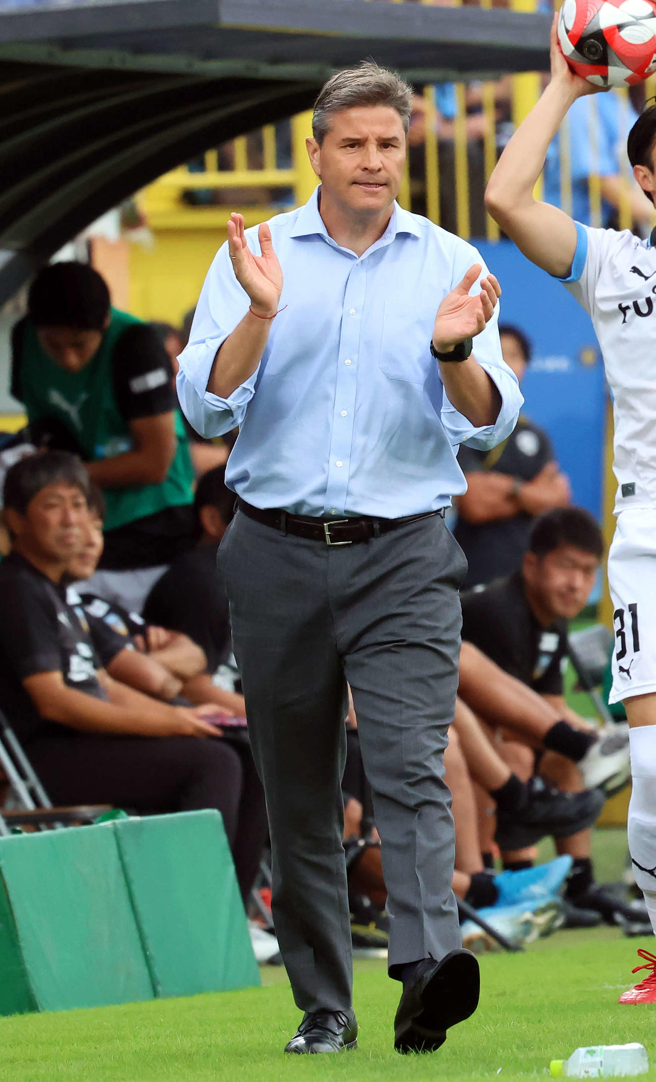 柏対川崎F　前半、戦況を見守る柏ロドリゲス監督（撮影・山本朝陽）