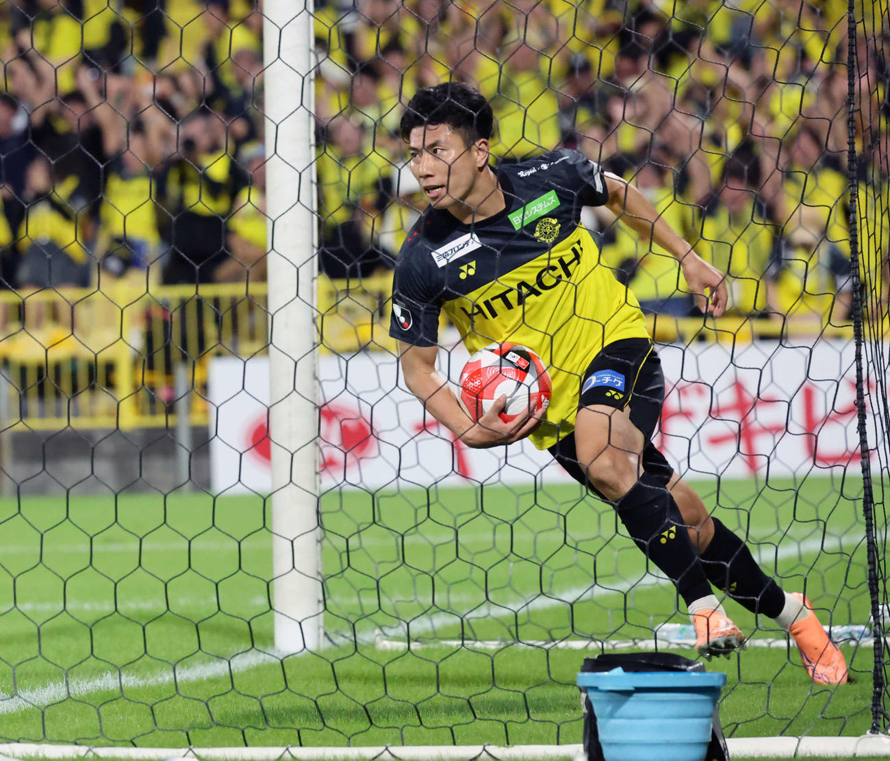 柏対川崎F　後半、ゴールを決め、ボールを持って走りだす柏細谷（撮影・山本朝陽）