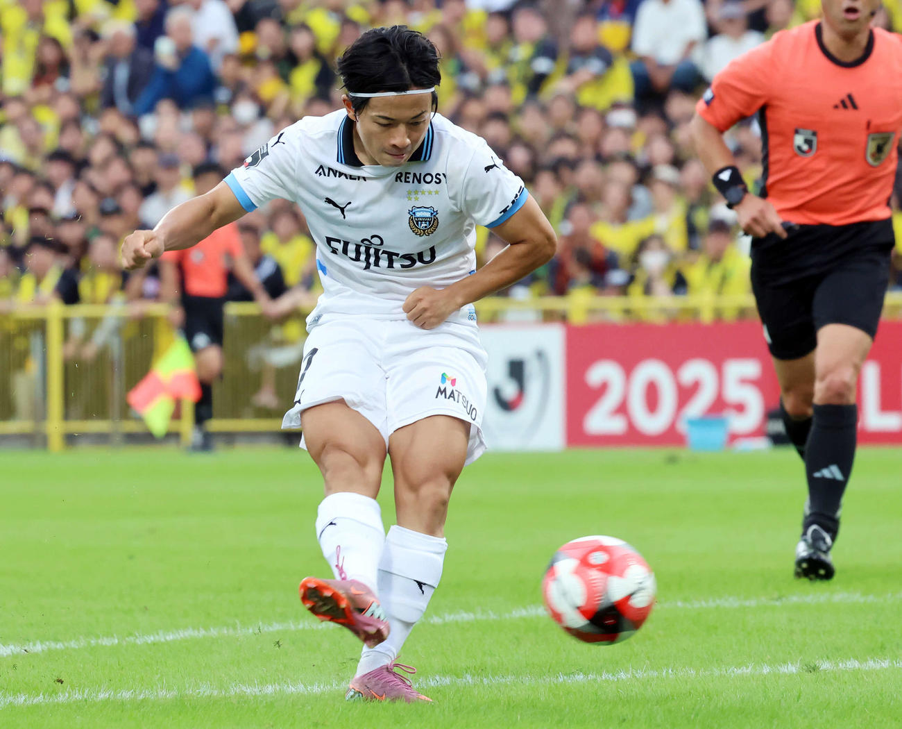 柏対川崎F　前半、シュートを放つ川崎F伊藤（撮影・山本朝陽）