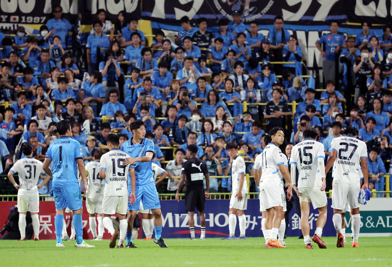 柏対川崎F　決勝進出を逃し、下を向く川崎Fイレブン（撮影・山本朝陽）