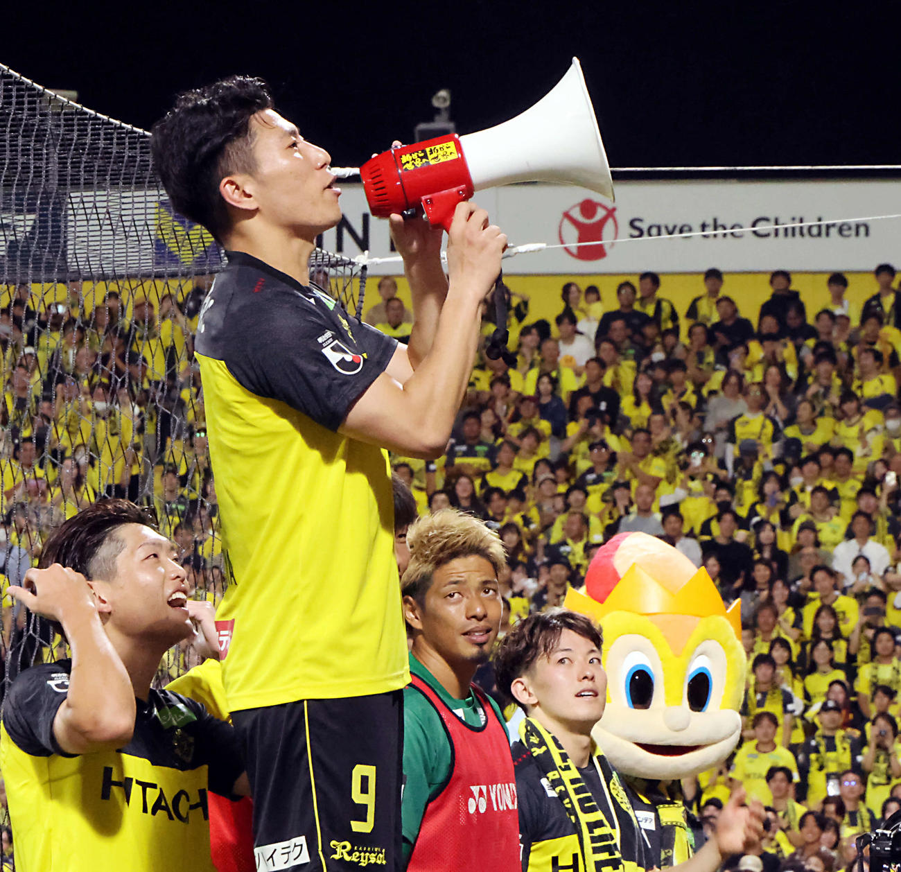 柏対川崎F　決勝進出となるゴールを決め、サポーターにあいさつをした柏細谷（撮影・山本朝陽）