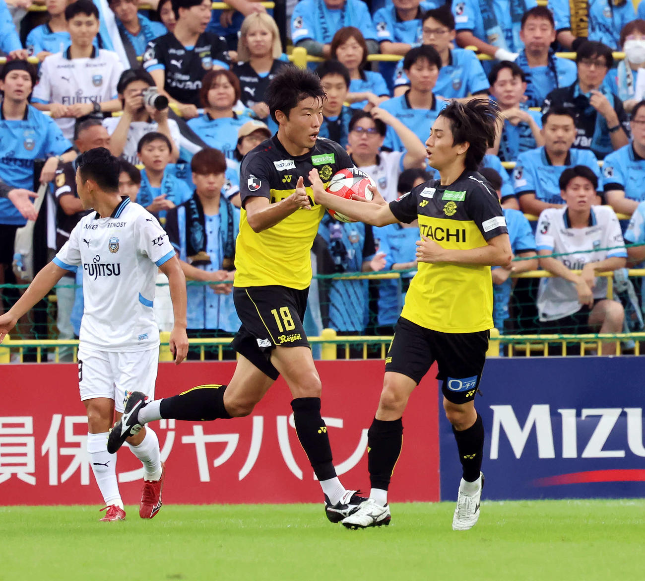 柏対川崎F　前半、ゴールを決めた柏垣田（左）は小泉とハイタッチをする（撮影・山本朝陽）