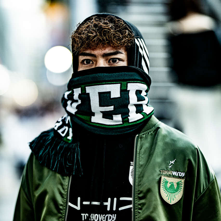 マフラーで顔半分を覆った東京V谷口栄斗（C）TOKYO VERDY