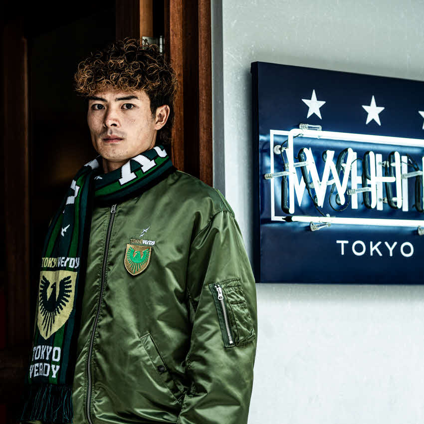 MA－1ジャケットにマフラー姿の東京V谷口栄斗（C）TOKYO VERDY