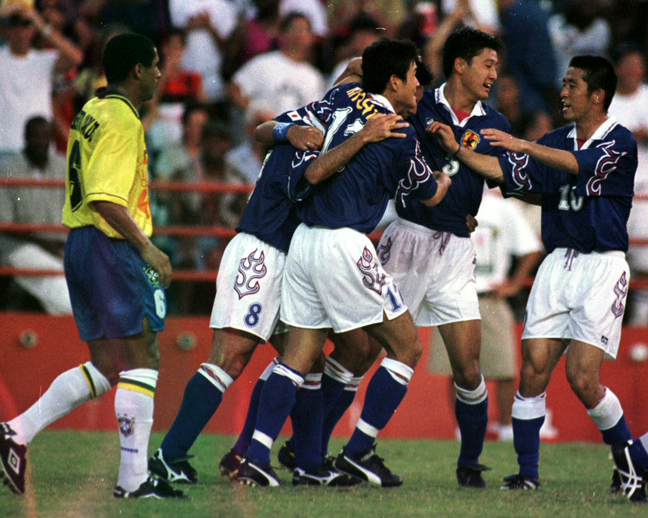 アトランタ五輪・サッカー男子予選リーグ　日本対ブラジル　後半27分、決勝ゴールを決め喜ぶ左から伊東輝悦、路木龍次、鈴木秀人、遠藤彰弘、中田英寿。左端はブラジルのロベルト・カルロス（1996年7月21日撮影）