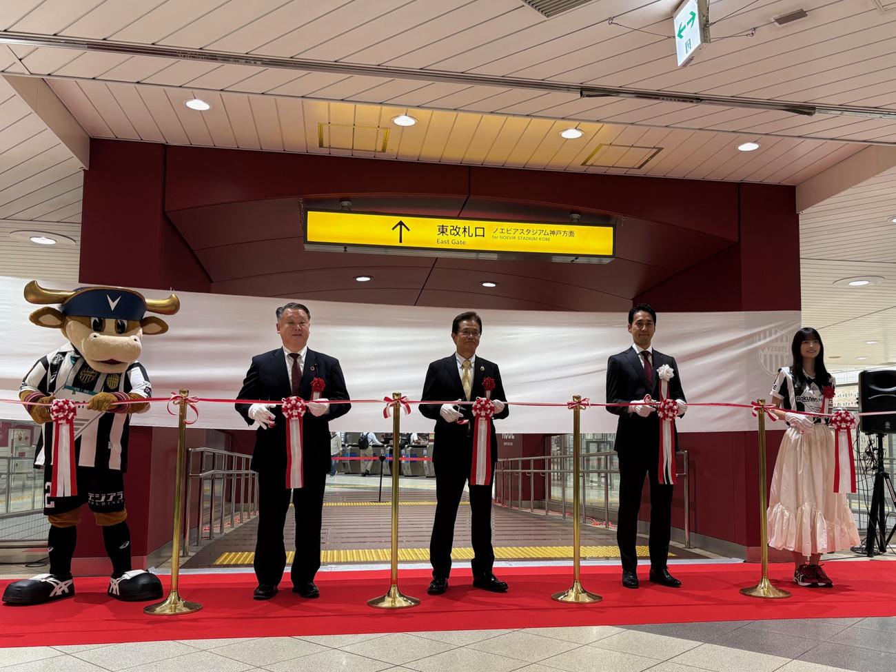 新ラッピングお披露目式でテープカットした（左から）モーヴィ、神戸市の今西副市長、神戸市議会の菅野議長、神戸の千布社長、乃木坂46・五百城茉央