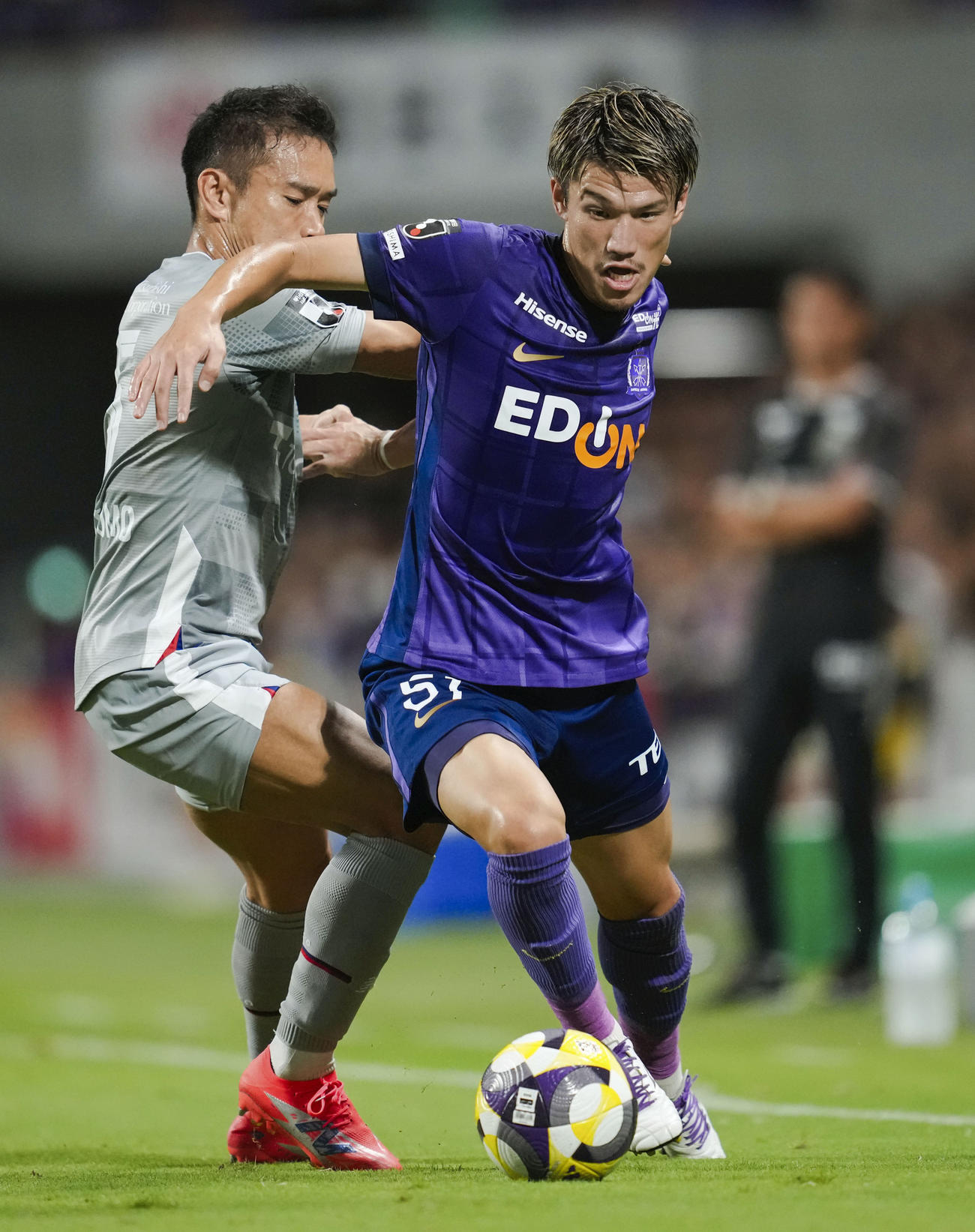 広島―FC東京　前半、競り合う広島・加藤（右）とFC東京・長友（共同）