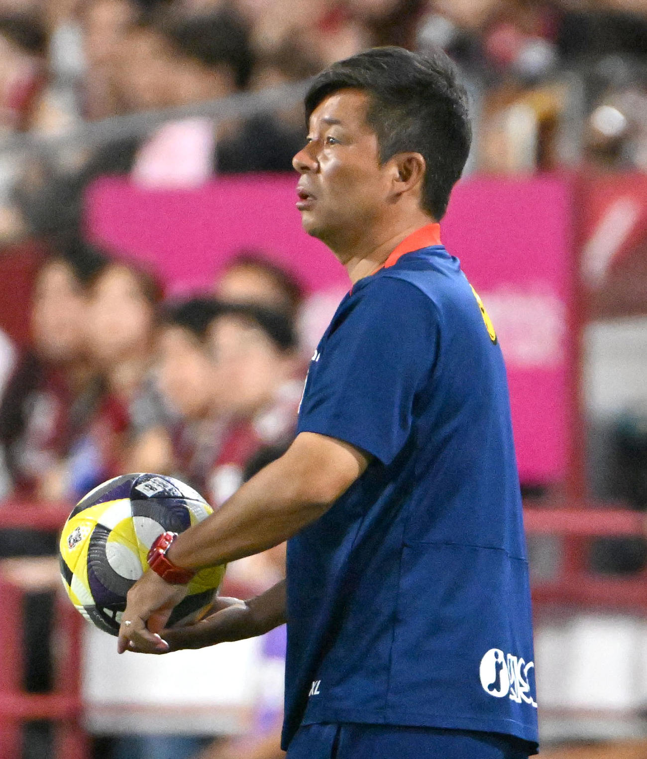 神戸対鹿島　後半、選手にボールを渡す鹿島の鬼木監督（撮影・石井愛子）