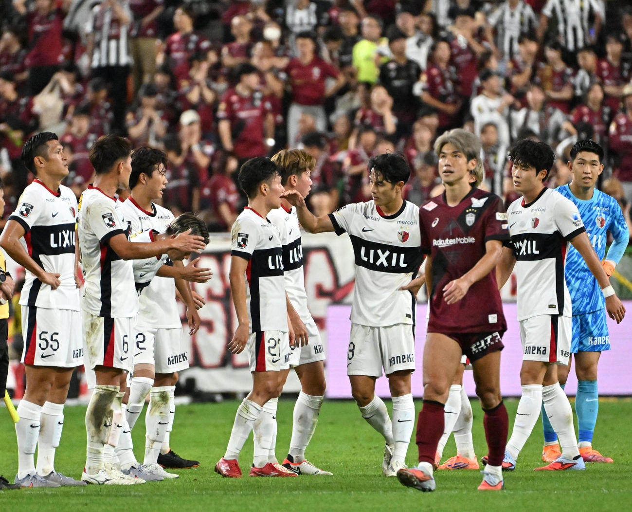 神戸対鹿島　神戸と引き分けた鹿島イレブン。右から3人目は神戸大迫（撮影・石井愛子）