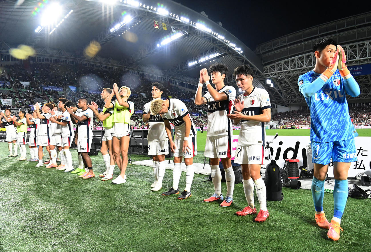 神戸対鹿島　試合終了後、サポーターにあいさつをする鹿島イレブン（撮影・石井愛子）