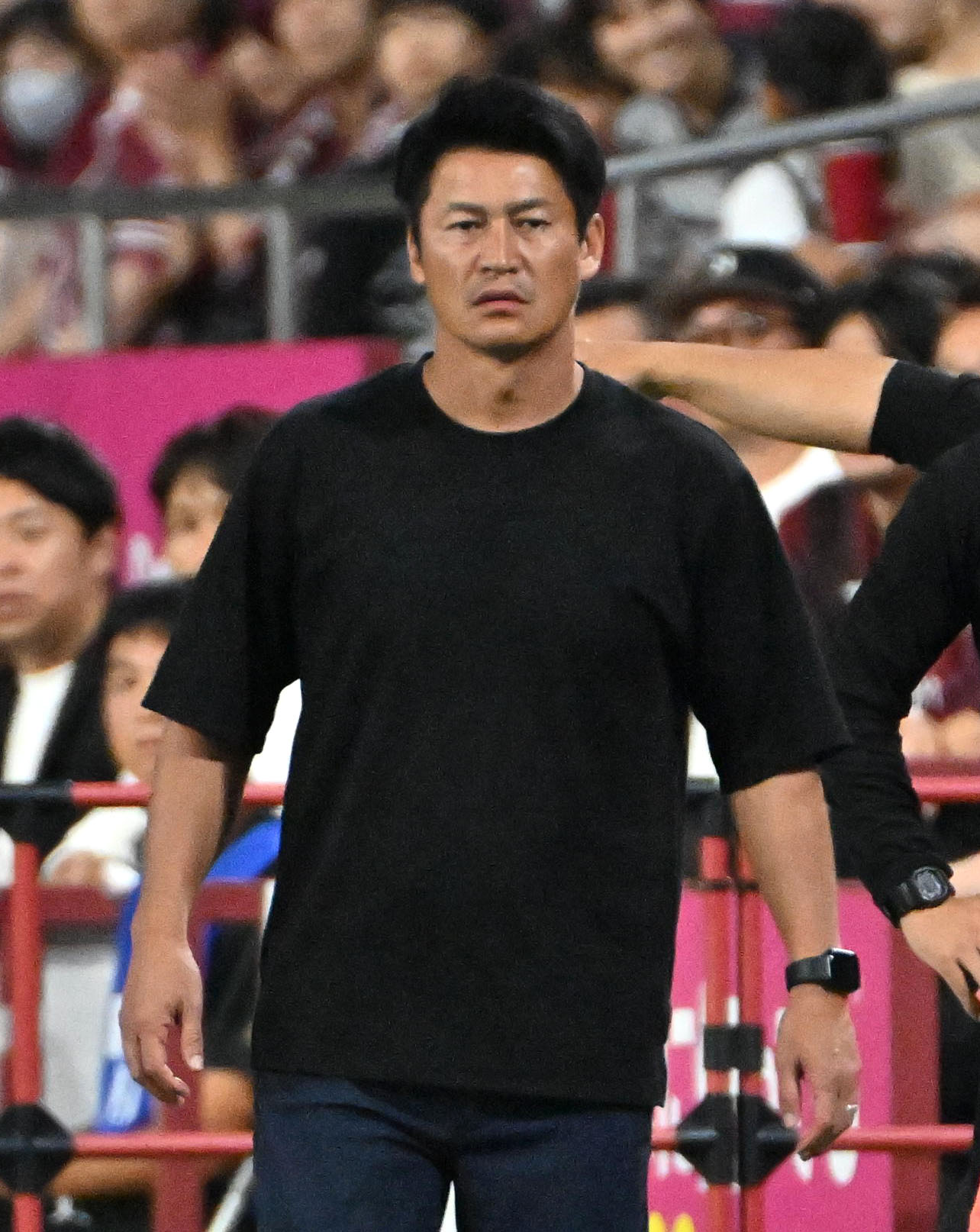 神戸対鹿島　後半、試合を見つめる神戸の吉田監督（撮影・石井愛子）