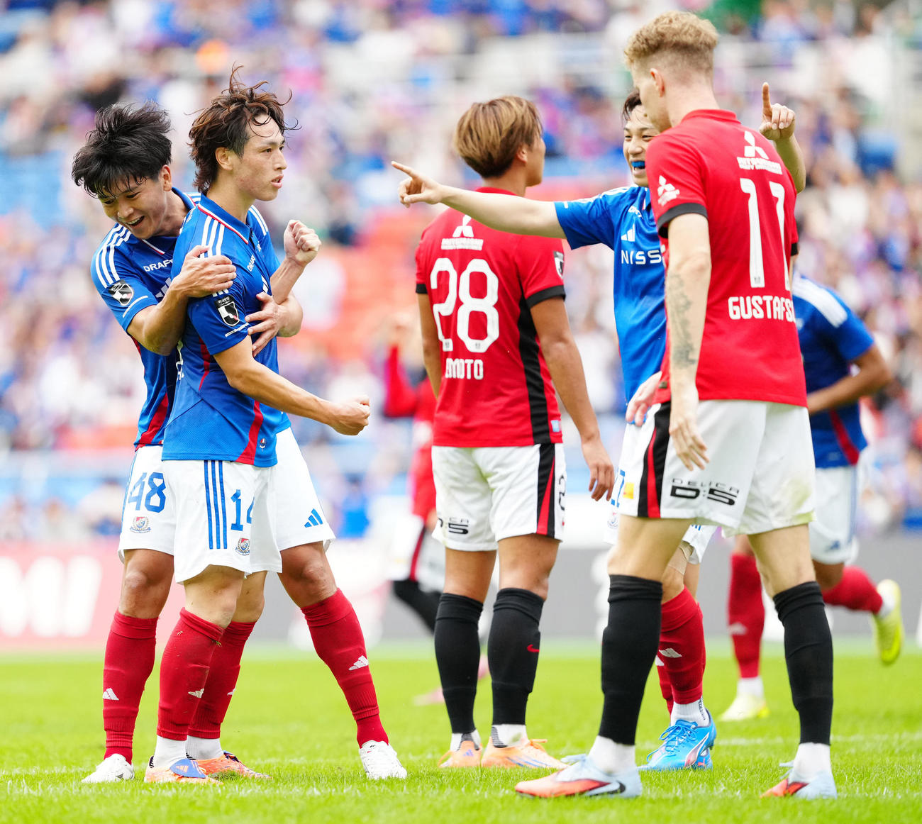 横浜対浦和　前半、チーム4点目となるゴールを決めた横浜植中（左から2人目）（撮影・江口和貴）