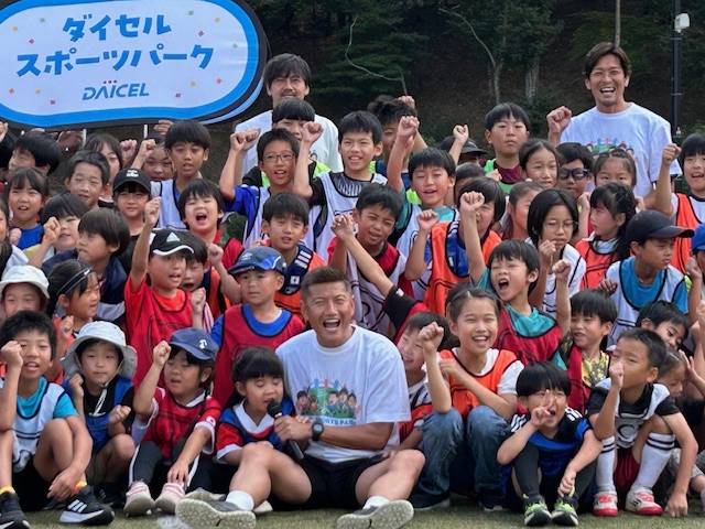 恒例のサッカーイベントを開く播戸竜二さん（前列中央）
