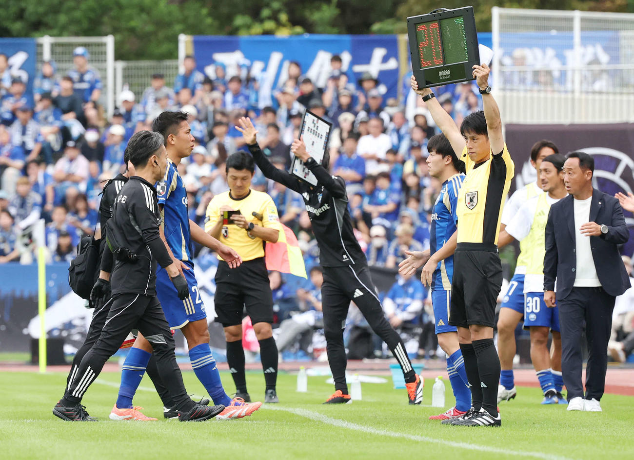 町田対福岡　前半、町田相馬と途中交代する西村（撮影・宮地輝）