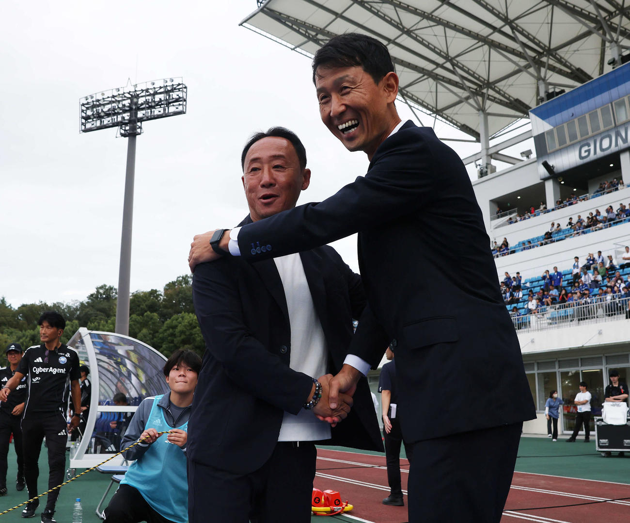 町田対福岡　試合前、笑顔で握手を交わす町田黒田監督（左）と福岡金監督（撮影・宮地輝）